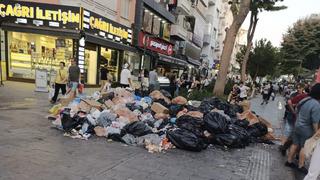İzmir'in Buca ilçesinde toplanmayan çöplere tepki