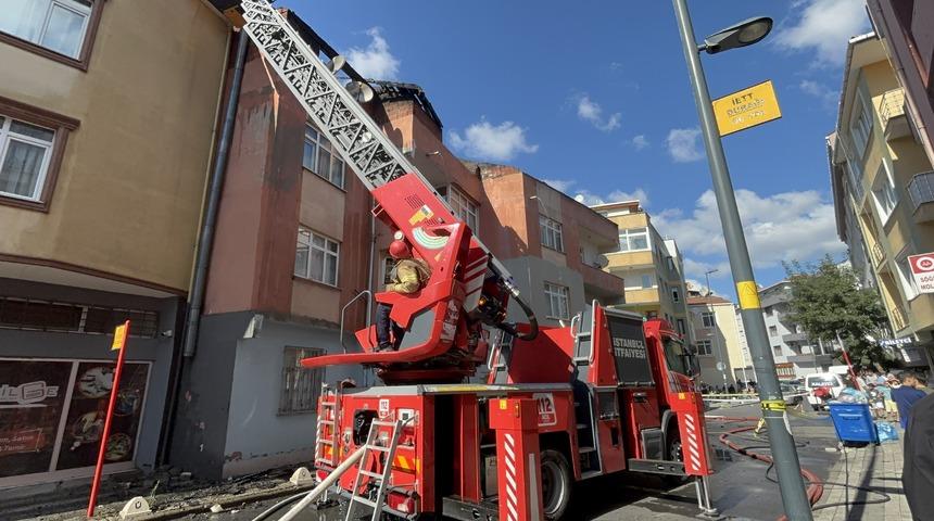 Üsküdar'da yanan binanın çatı katı kullanılamaz hale geldi