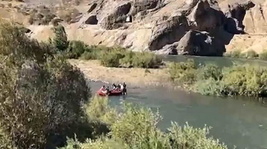 Beyhan Barajı’nda kapaklar açıldı: 4 kişi mahsur kaldı