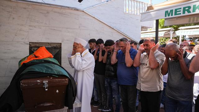 İzmir'de üzerine nakliye asansöründen koltuk düşmesi sonucu ölen çocuğun cenazesi defnedildi