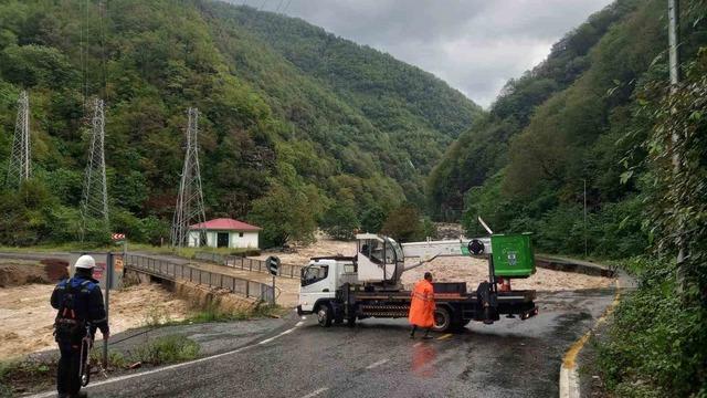Çoruh EDAŞ, sel felaketinin ardından onarım için sahada