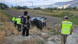 Erzincan'da takla atan otomobilde sıkışanları sağlık ve polis ekipleri kurtardı