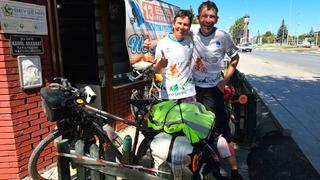 Bisiklet tutkunu çift beylerin şehrinde mola verdi