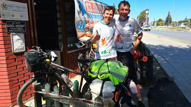Bisiklet tutkunu çift beylerin şehrinde mola verdi