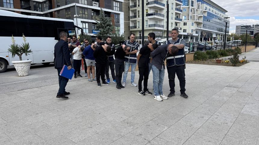 Edirne'de şehit ailesini dolandıran 11 şüpheli adliyede