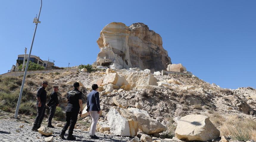 Nevşehir'de Kadıkalesi'nden kopan kaya parçası düştü