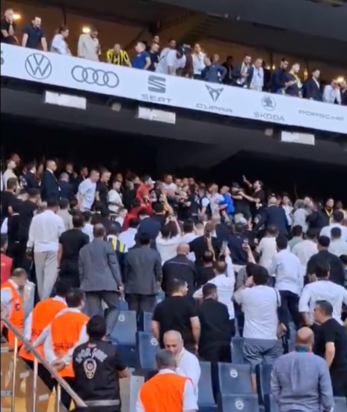 Fenerbahçe Kongresi nde tansiyon yükseldi! Ali Koç ve Sadettin Saran destekçileri arasında kavga çıktı 1