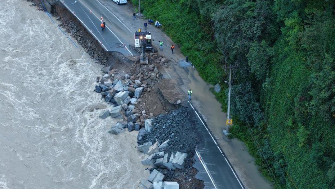 Ardeşen-Çamlıhemşin karayolunda göçük 1