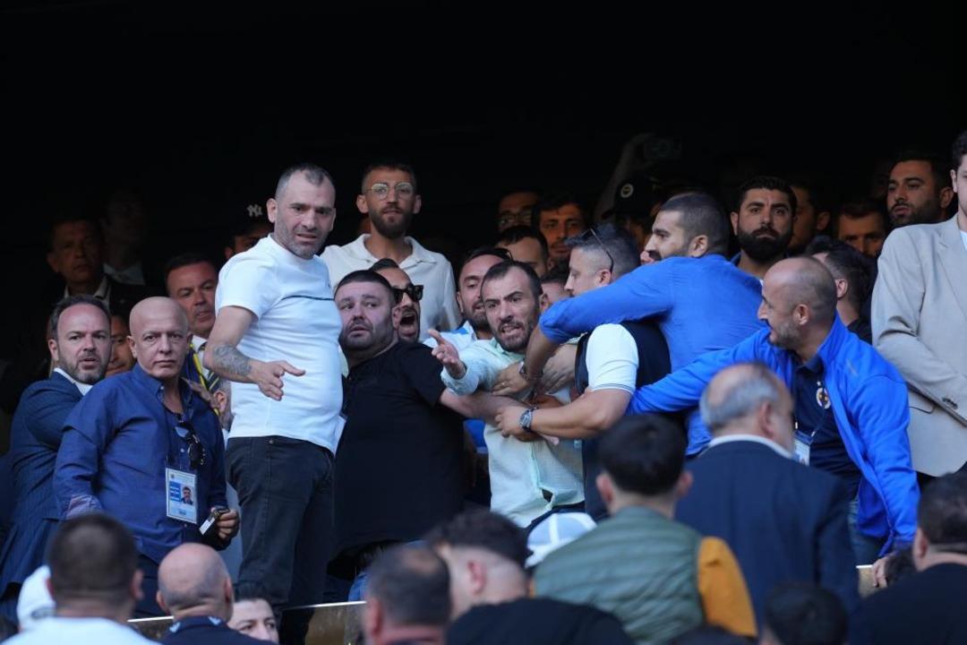 Fenerbahçe Kongresi nde tansiyon yükseldi! Ali Koç ve Sadettin Saran destekçileri arasında kavga çıktı 2
