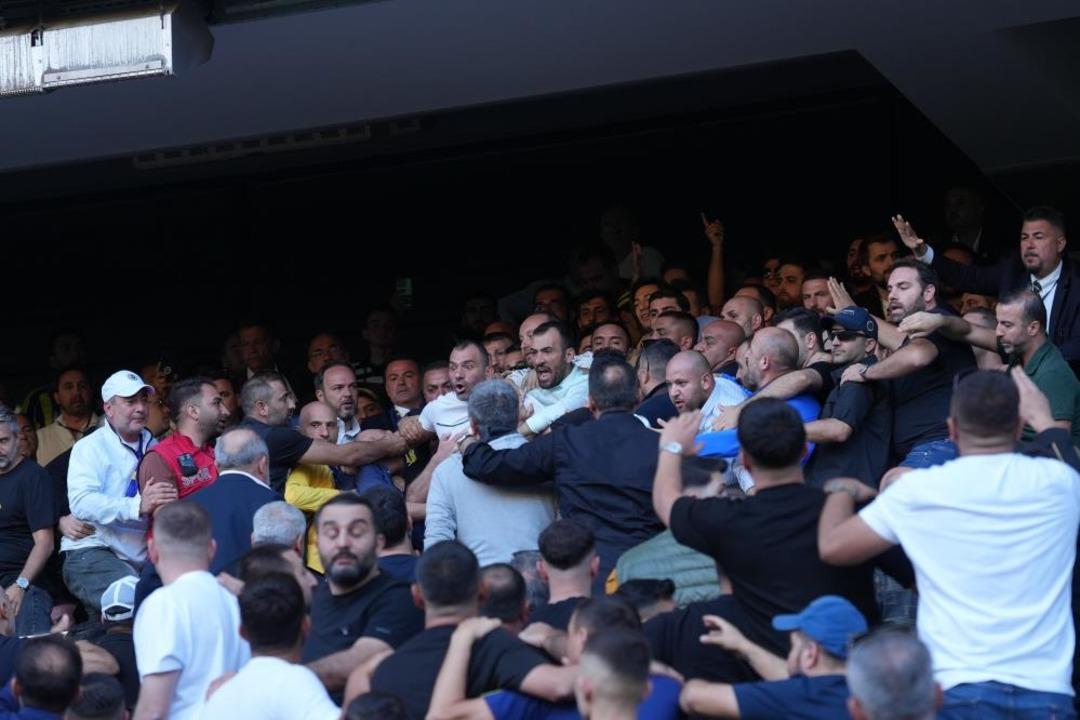 Fenerbahçe Kongresi nde tansiyon yükseldi! Ali Koç ve Sadettin Saran destekçileri arasında kavga çıktı 1