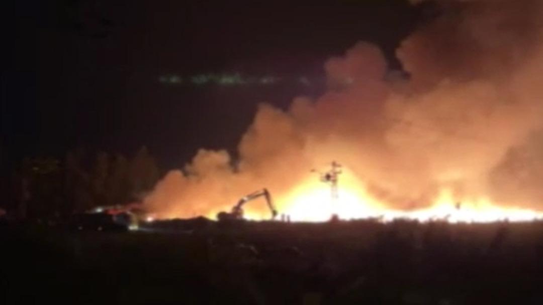 Adana’da geri dönüşüm fabrikasındaki yangın 14 saattir devam ediyor 1