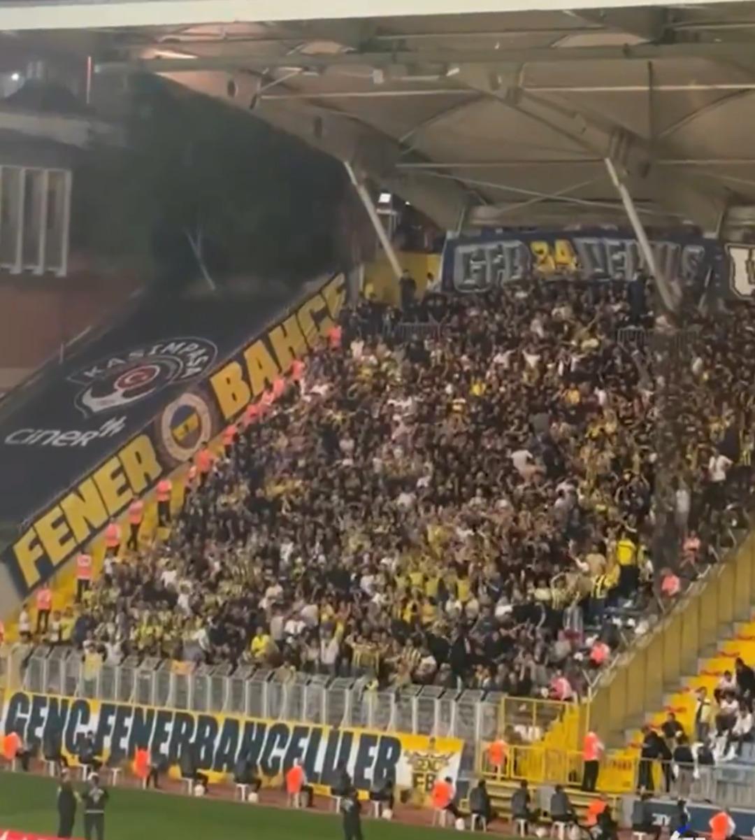 Fenerbahçe taraftarları Kasımpaşa deplasmanında başkanlık sonucunu öğrendi! Sadettin Saran a bestelerle hoş geldin dendi... 1