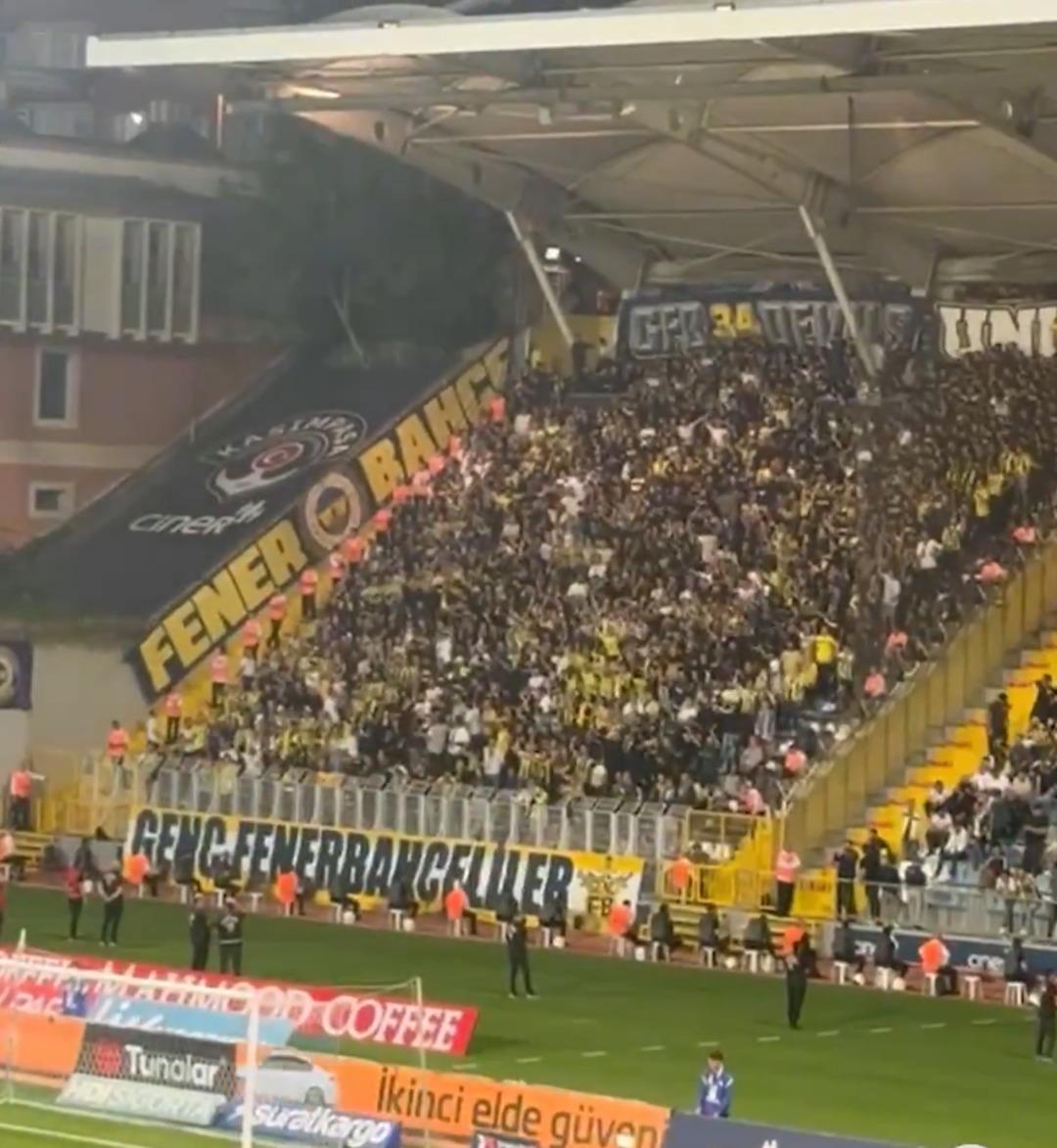 Fenerbahçe taraftarları Kasımpaşa deplasmanında başkanlık sonucunu öğrendi! Sadettin Saran a bestelerle hoş geldin dendi... 2
