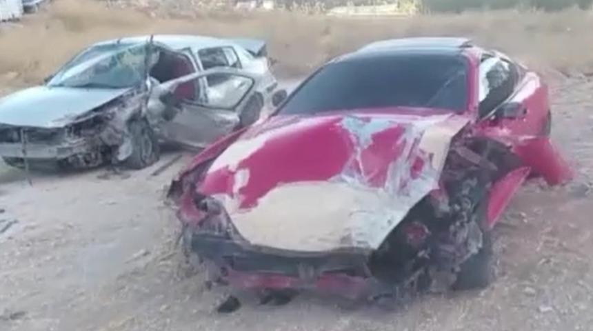 Antalya'da iki otomobilin çarpıştığı kazada 1'i ağır 4 kişi yaralandı