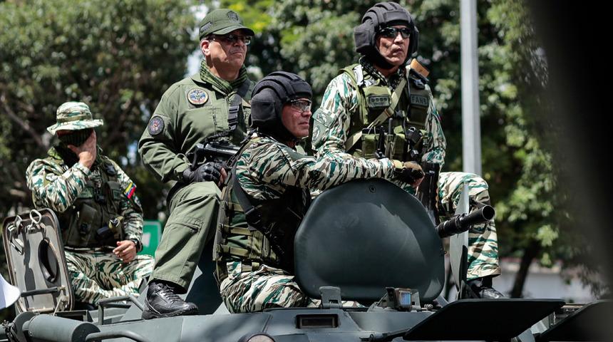 Venezuela'da ABD'ye karşı savaş hazırlığı! Ordu sokaklara indi, halkı selamladı