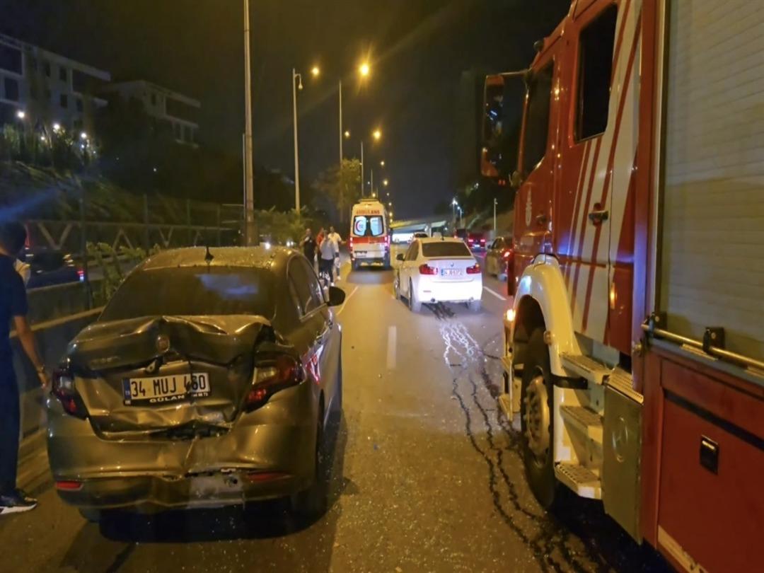 Kadıköy de 3 aracın karıştığı zincirleme kaza 1
