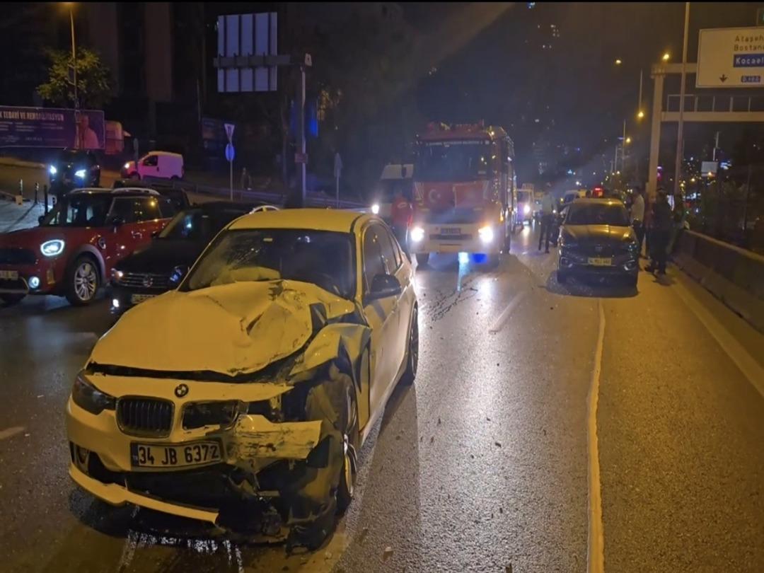 Kadıköy de 3 aracın karıştığı zincirleme kaza 2