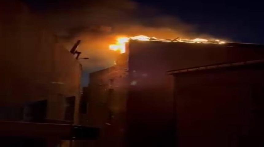 K&uuml;&ccedil;&uuml;k&ccedil;ekmece&rsquo;de 6 katlı binanın &ccedil;atısında yangın