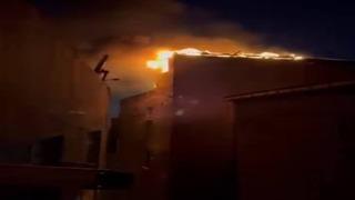 Küçükçekmece’de 6 katlı binanın çatısında yangın