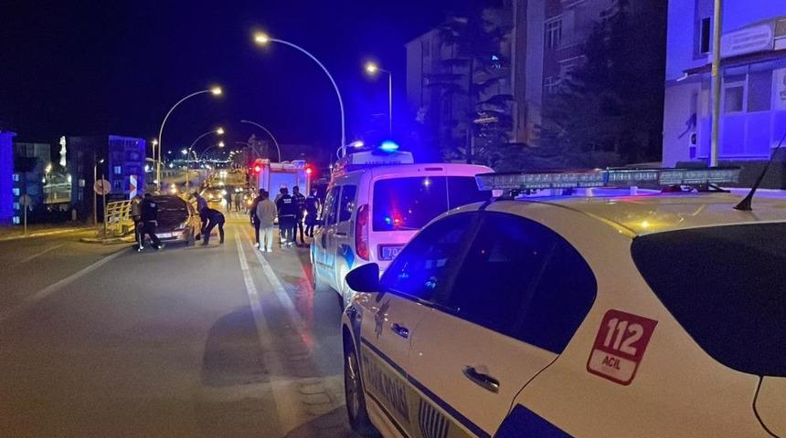 Üst geçitte otomobil ile hafif ticari araç çarpıştı: 1 yaralı