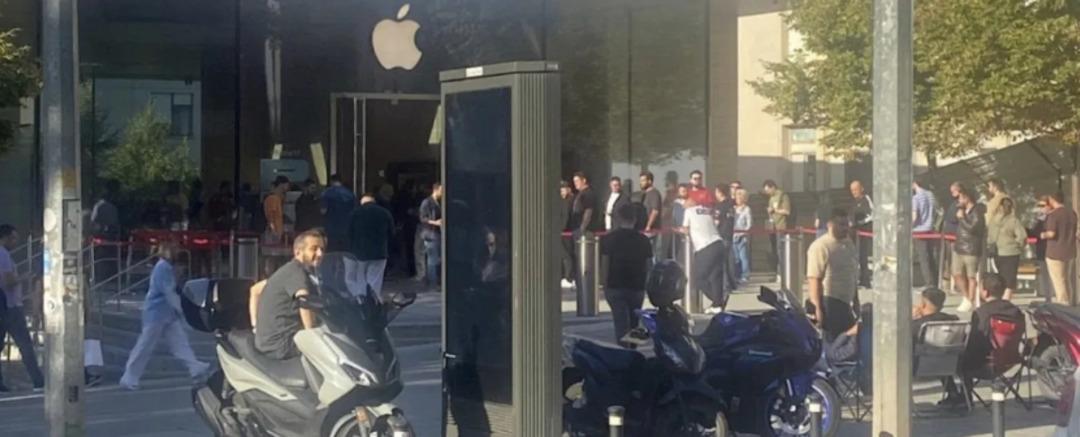 iPhone 17 için saatlerce bekliyorlar: En ucuzu 78 bin TL! Geceden gelen bile var, AVM önünde kuyruk oldular 1
