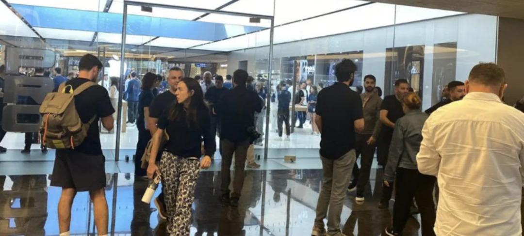 iPhone 17 için saatlerce bekliyorlar: En ucuzu 78 bin TL! Geceden gelen bile var, AVM önünde kuyruk oldular 2