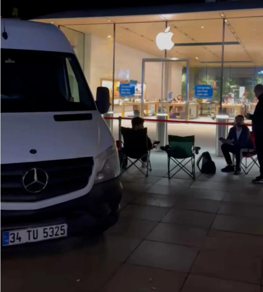 iPhone 17 için saatlerce bekliyorlar: En ucuzu 78 bin TL! Geceden gelen bile var, AVM önünde kuyruk oldular 3