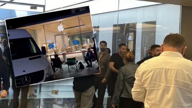 iPhone 17 için saatlerce bekliyorlar: En ucuzu 78 bin TL! Geceden gelen bile var, AVM önünde kuyruk oldular