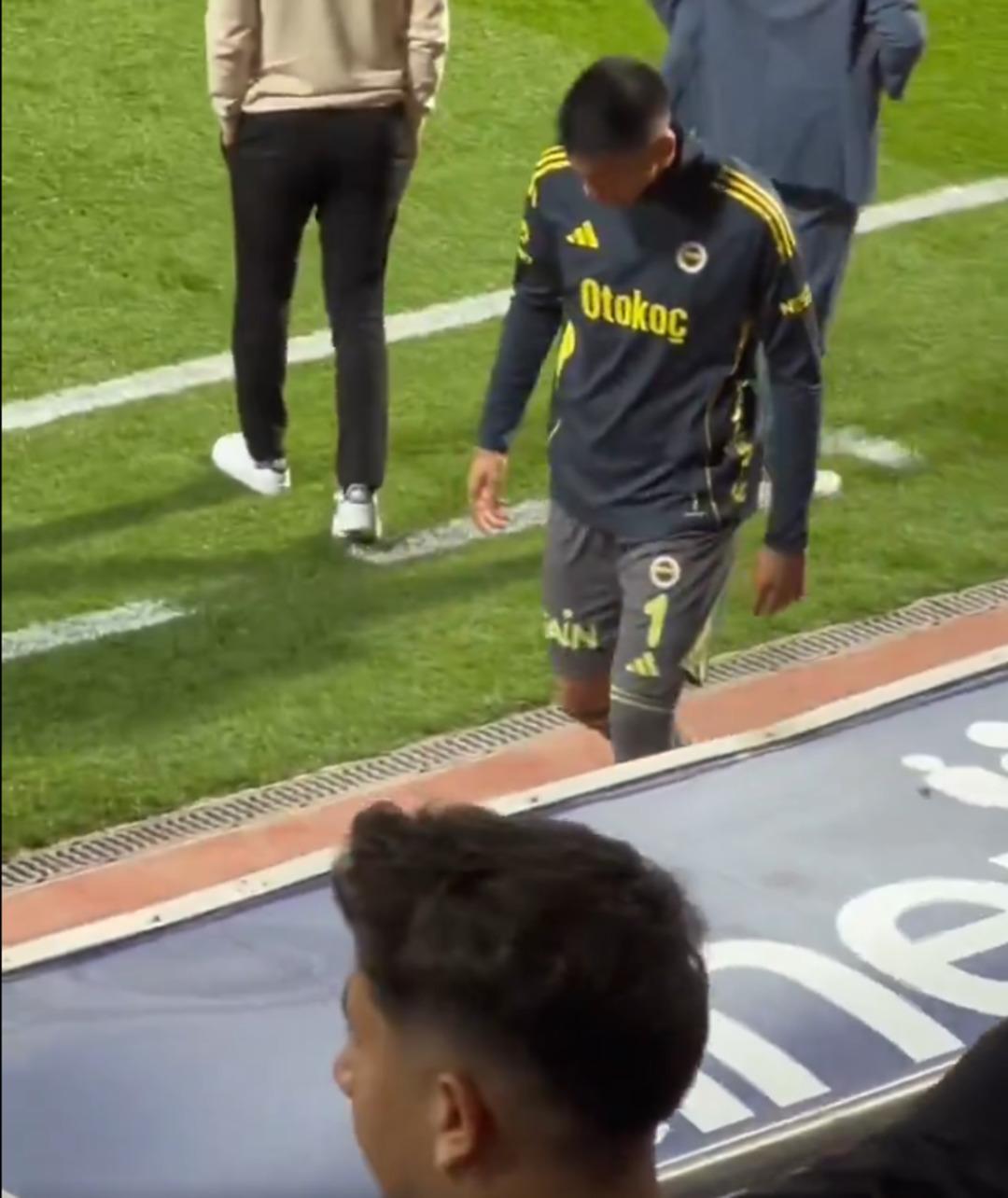 Fenerbahçe de Alanyaspor maçının faturası İrfan Can Eğribayat a kesilmişti! Kasımpaşa maçında o isme ilginç tepki...   İrfan, Ali Koç u gönderdin...   1