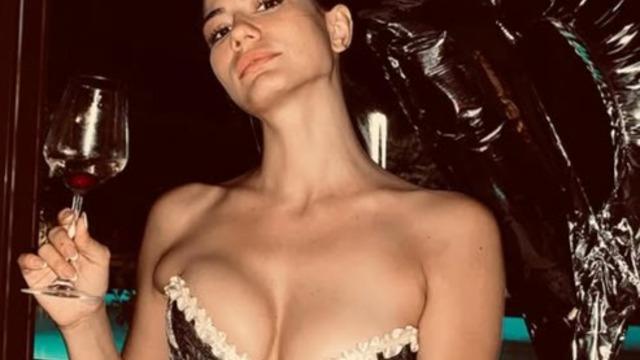 Eşref Rüya'nın Nisan'ı Demet Özdemir peş peşe yayınladı! Beğeni butonu çöktü  