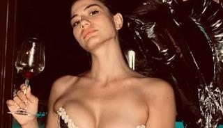 &Ouml;zel gece i&ccedil;in hazırlandı! Siyaha b&uuml;r&uuml;nd&uuml; 