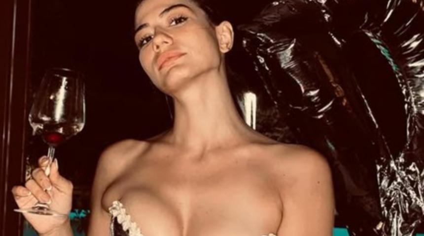 Eşref R&uuml;ya'nın Nisan'ı Demet &Ouml;zdemir siyaha b&uuml;r&uuml;nd&uuml;! 'Sade ve şık' 