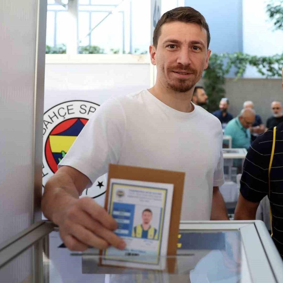 Fenerbahçe seçimlerinde oy kullanan Mert Hakan Yandaş maç sonu seçim sorusuna sessiz kaldı! Erman Toroğlu sert eleştirdi... 3
