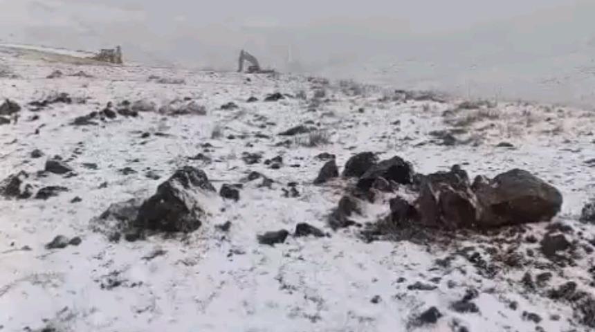 Başkel'de mevsimin ilk karı düştü