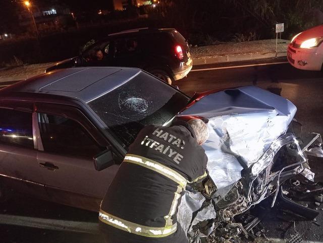 Hatay da 2 otomobil çarpıştı, 2 kişi yaralandı 1