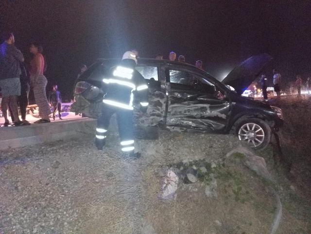 Hatay da 2 otomobil çarpıştı, 2 kişi yaralandı 2