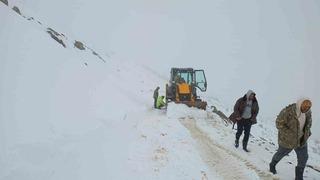 Bayburt'ta kar yağışı çobanı mahsur bıraktı