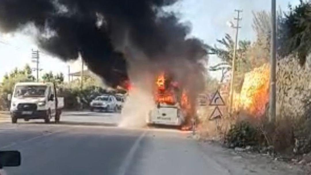 Yer: Mersin! Öğrencileri taşıyan okul servisi seyir halindeyken alev aldı 1
