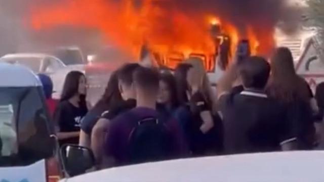 Yer: Mersin! Öğrencileri taşıyan okul servisi seyir halindeyken alev aldı