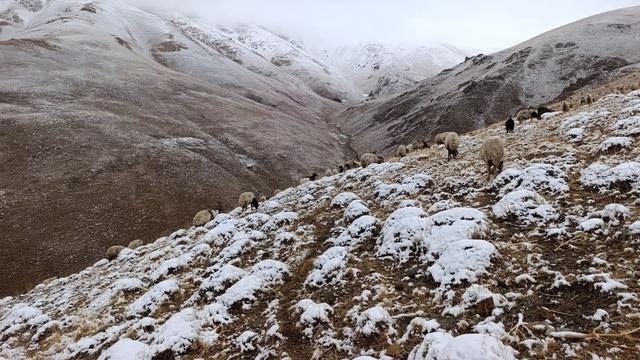 Mevsimin ilk karı oraya düştü! Kar kalınlığı 30 santimetreyi buldu: Muhteşem manzaralar ortaya çıktı
