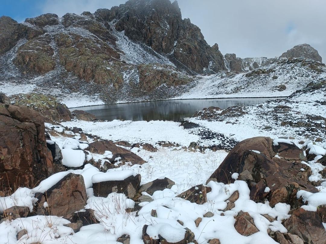 Mevsimin ilk karı oraya düştü! Kar kalınlığı 30 santimetreyi buldu: Muhteşem manzaralar ortaya çıktı 4