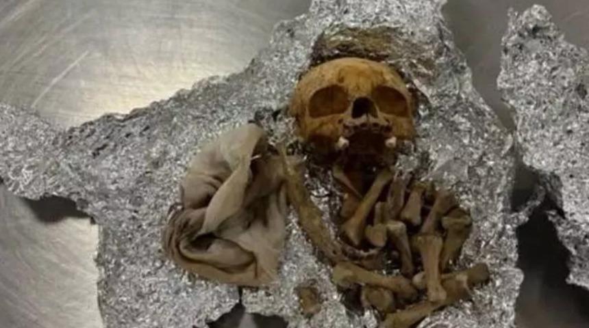 Ritüel yapacakmış: Valizinden insan kemikleri ve kafa tası çıktı! Havalimanında kan donduran görüntü