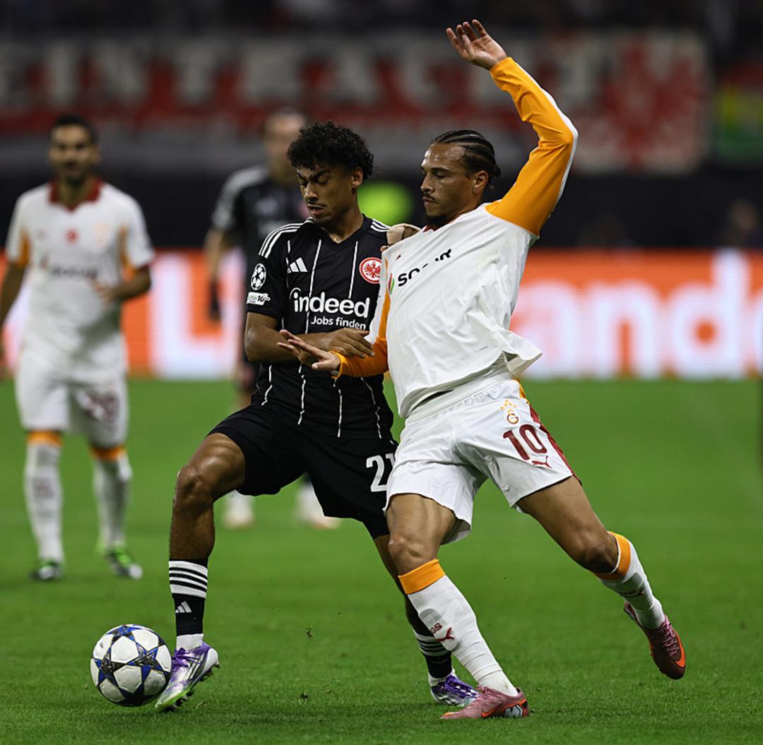 Galatasaray da teknik direktör Okan Buruk neşteri vuruyor! Şampiyonlar Ligi nde alınan ağır hezimet 4 isme kulübeyi gösterdi...  1