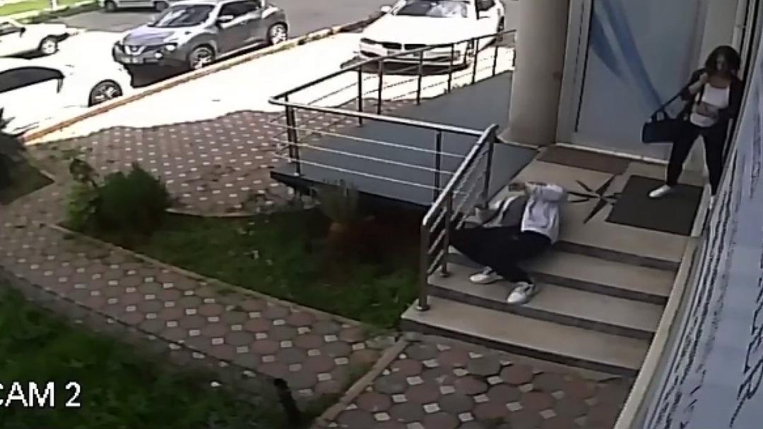 Fıtık için doktora gitti, muayenehanenin önünde kalp krizi geçirdi! Uzman isim uyardı:  Her kola vuran ağrı fıtık değil  1