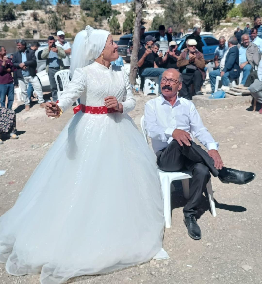 40 yıllık aşk, ilk düğünle taçlandı: 4 çocuklu 9 torunlu çift gelinlik ve damatlık hayalini gerçekleştirdi... 2