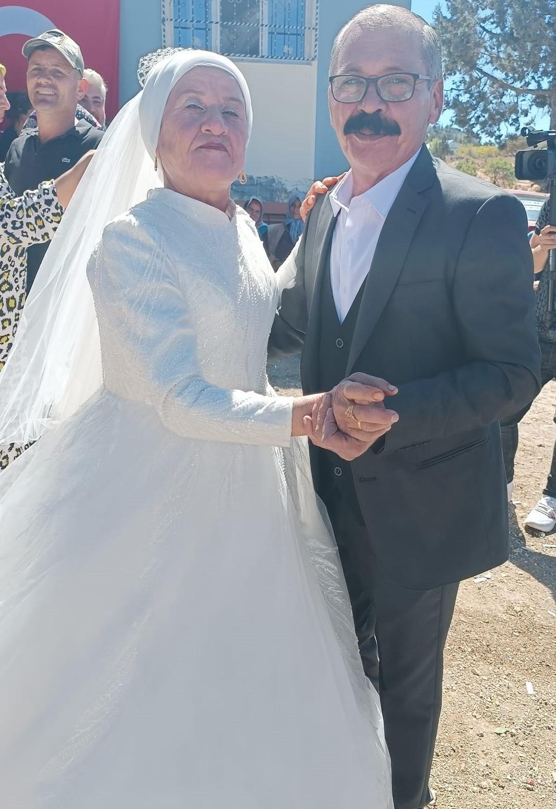 40 yıllık aşk, ilk düğünle taçlandı: 4 çocuklu 9 torunlu çift gelinlik ve damatlık hayalini gerçekleştirdi... 3