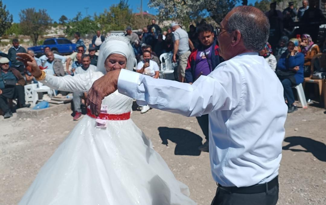 40 yıllık aşk, ilk düğünle taçlandı: 4 çocuklu 9 torunlu çift gelinlik ve damatlık hayalini gerçekleştirdi... 4