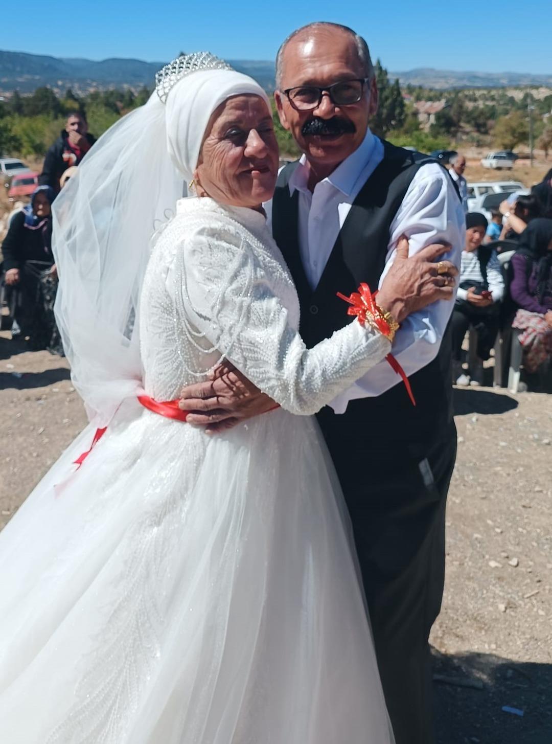 40 yıllık aşk, ilk düğünle taçlandı: 4 çocuklu 9 torunlu çift gelinlik ve damatlık hayalini gerçekleştirdi... 5
