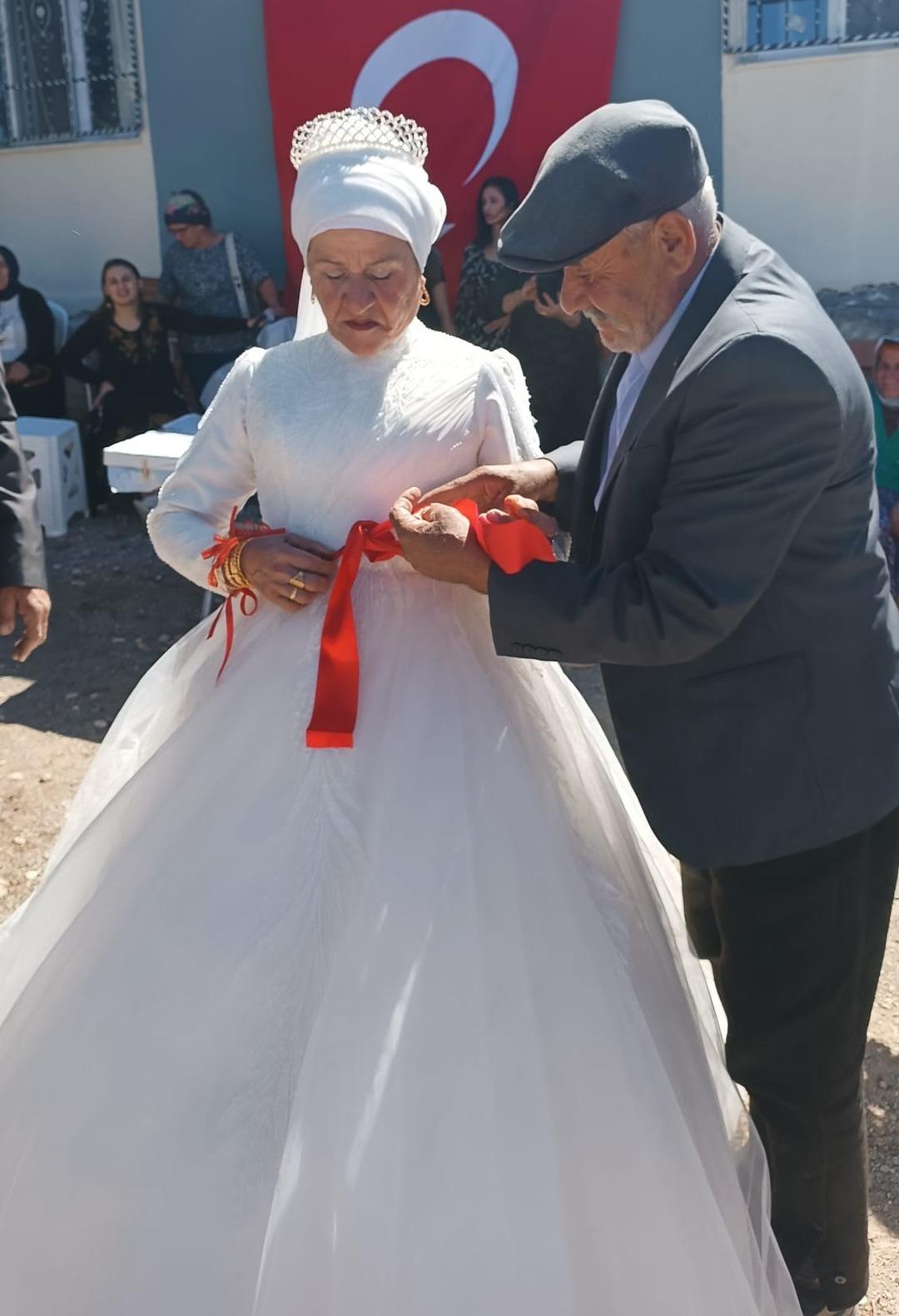 40 yıllık aşk, ilk düğünle taçlandı: 4 çocuklu 9 torunlu çift gelinlik ve damatlık hayalini gerçekleştirdi... 6