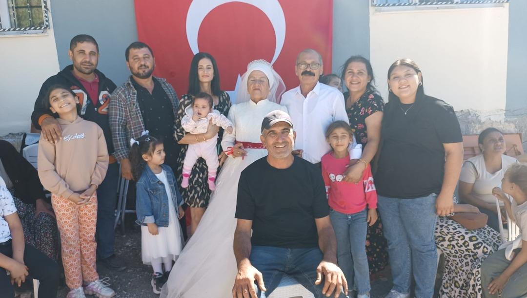 40 yıllık aşk, ilk düğünle taçlandı: 4 çocuklu 9 torunlu çift gelinlik ve damatlık hayalini gerçekleştirdi... 7